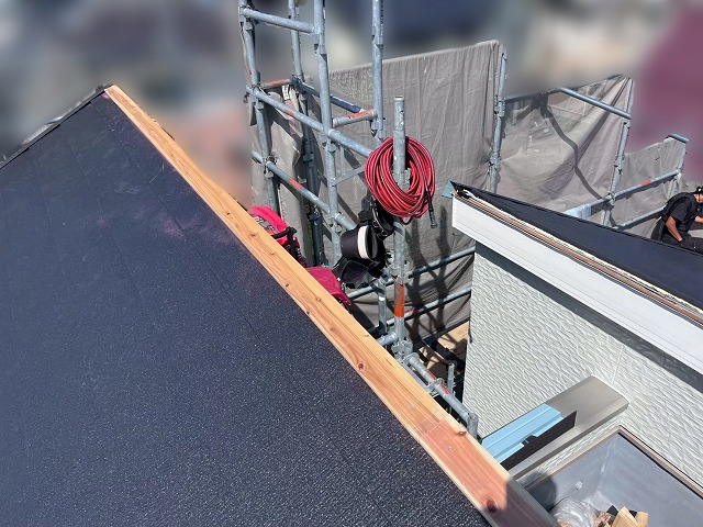 新しい貫板を屋根に設置したところ